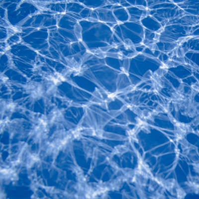 水の中の光の斑模様の写真