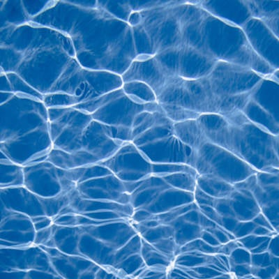 プールの中の光の斑模様の写真