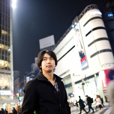 渋谷のスクランブル交差点を歩く男性の写真