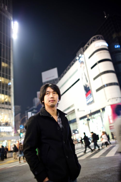 渋谷のスクランブル交差点を歩く男性の写真