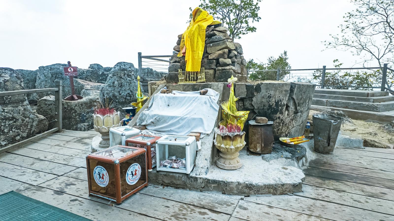 「プレアヴィヒア寺院の慰霊碑」の写真