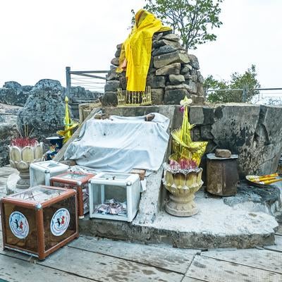 プレアヴィヒア寺院の慰霊碑の写真