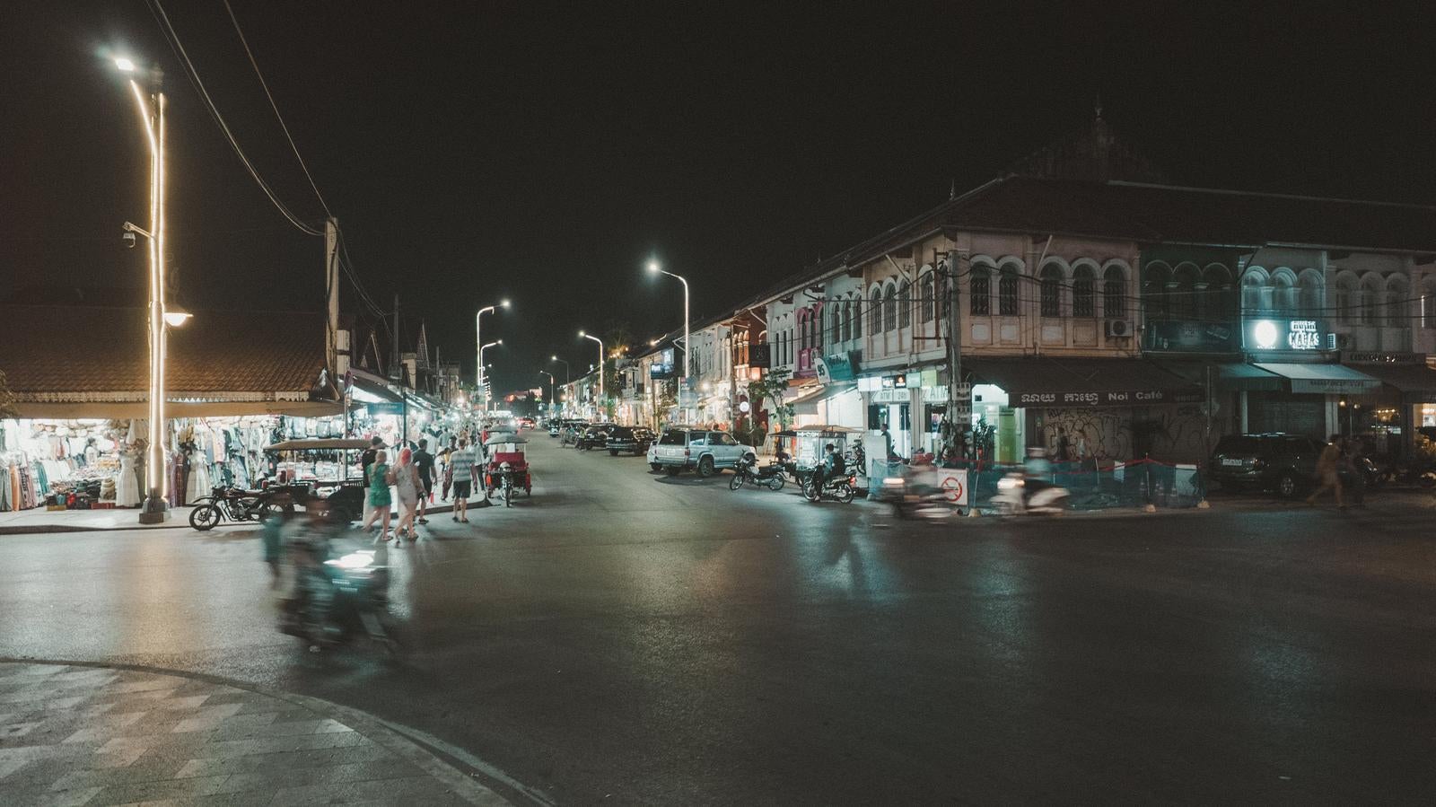 「カンボジアの夜の街並みとバイク（シェムリアップ）」の写真