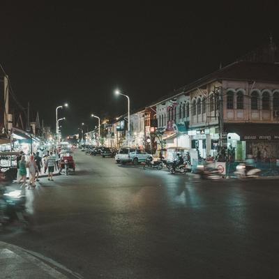 カンボジアの夜の街並みとバイク（シェムリアップ）の素材