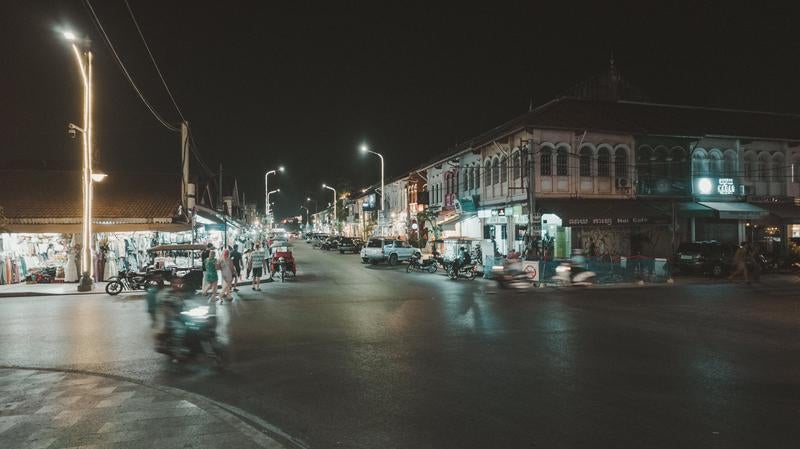 カンボジアの夜の街並みとバイク（シェムリアップ）の写真