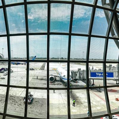 ターミナル内から撮影した航空機の風景の写真