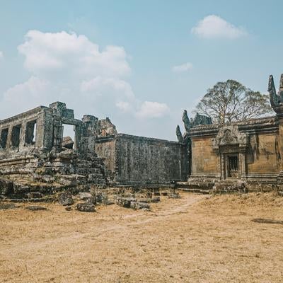 カンボジア世界遺産の荒廃した神殿建築と歴史的石造物群の写真