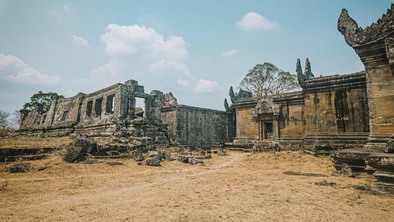 カンボジア世界遺産の荒廃した神殿建築と歴史的石造物群の写真