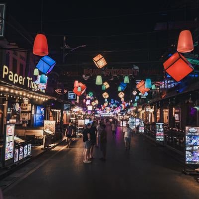 カンボジアの深夜マーケットで賑わう様子の素材