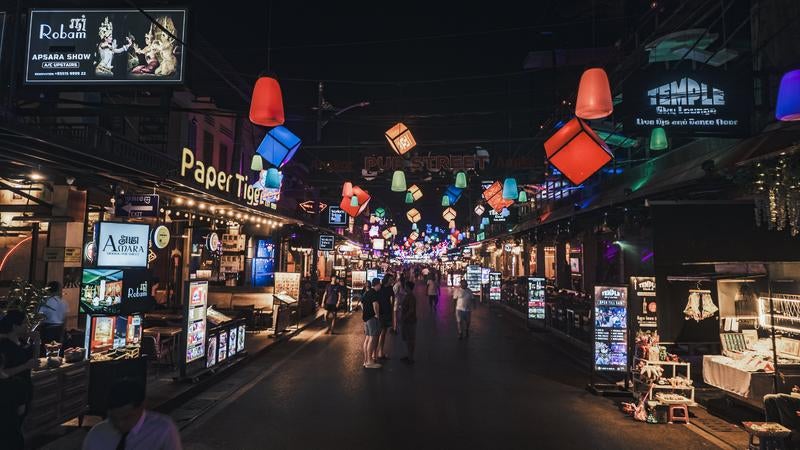 カンボジアの深夜マーケットで賑わう様子の写真