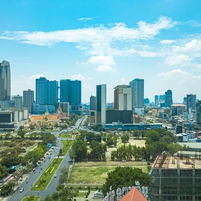 カンボジア首都プノンペンの近代的な高層ビル群と緑豊かな都市公園の素材