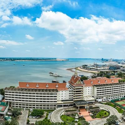 カンボジアの首都プノンペンの現代的な高層ビルと湾岸エリアの写真