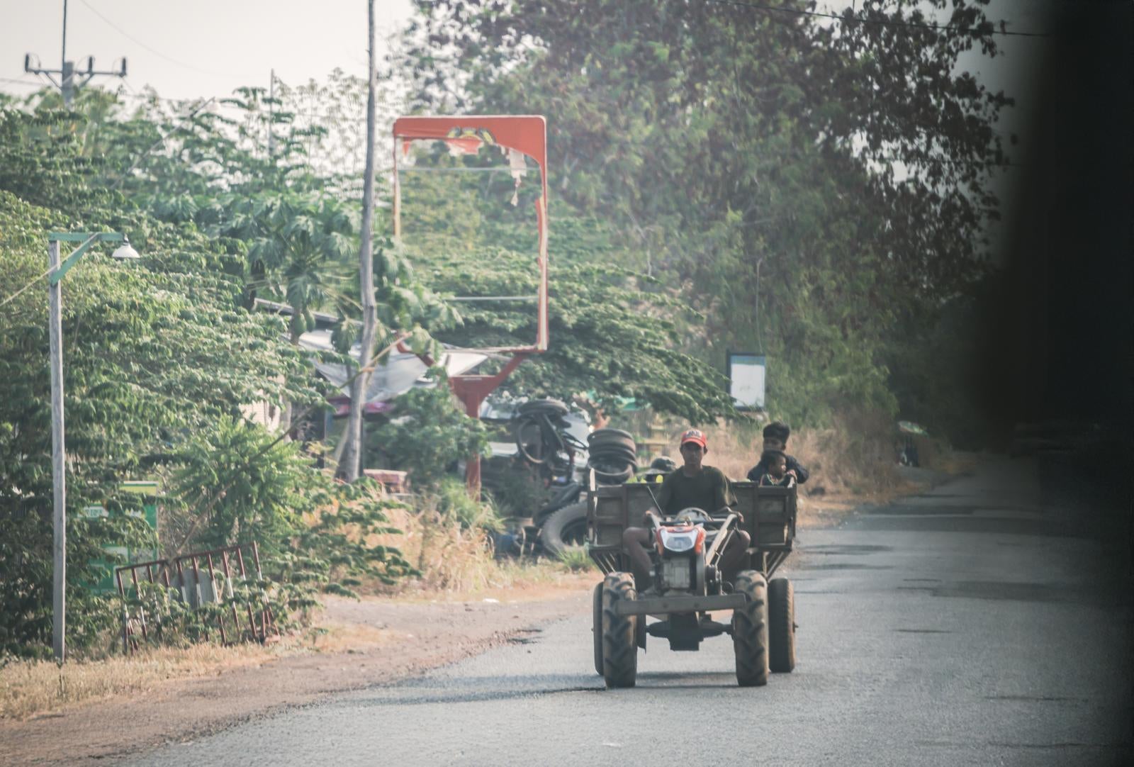 「カンボジアの田舎道を走る地元住民」の写真