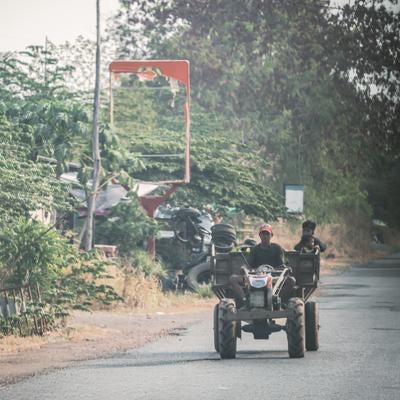 カンボジアの田舎道を走る地元住民の写真