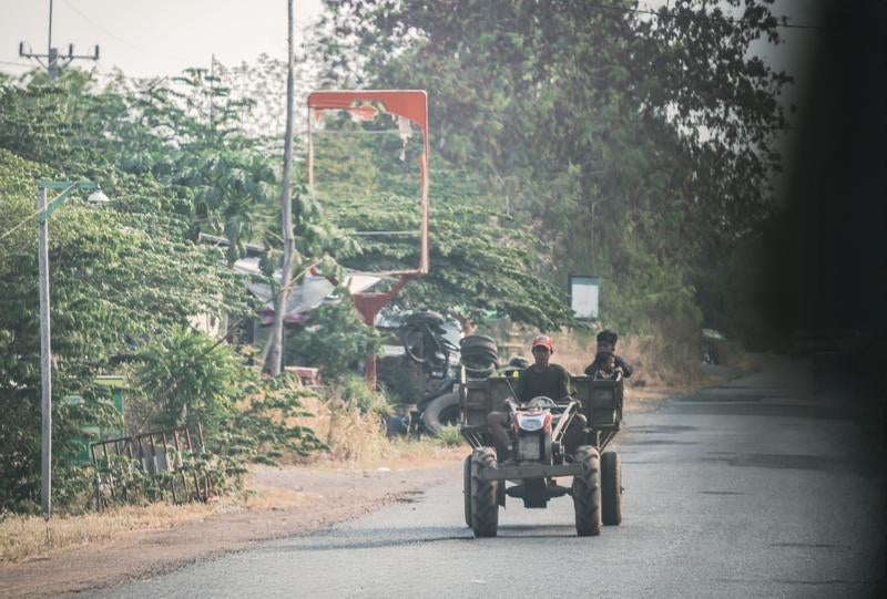 カンボジアの田舎道を走る地元住民の写真