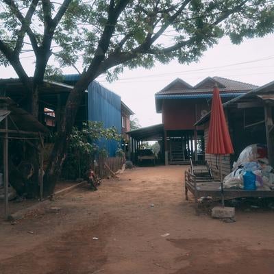 カンボジアの農村集落の住宅街の写真