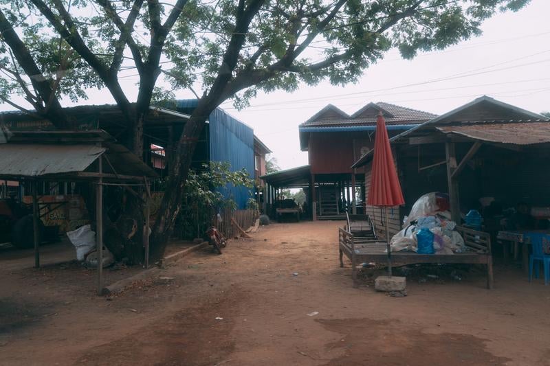 カンボジアの農村集落の住宅街の写真
