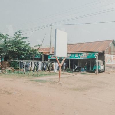 東南アジア郊外エリアの生活道路と洗濯物が干される庶民的街並みの写真