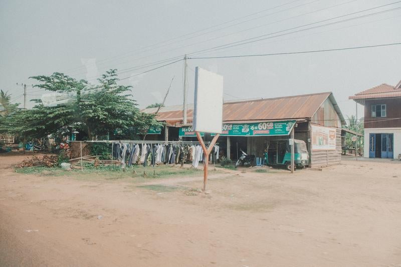 東南アジア郊外エリアの生活道路と洗濯物が干される庶民的街並みの写真