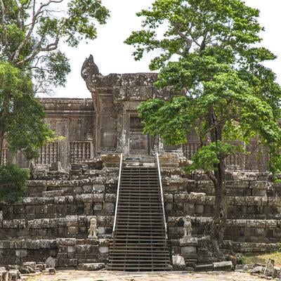 プレアヴィヒア寺院の古代建築の写真