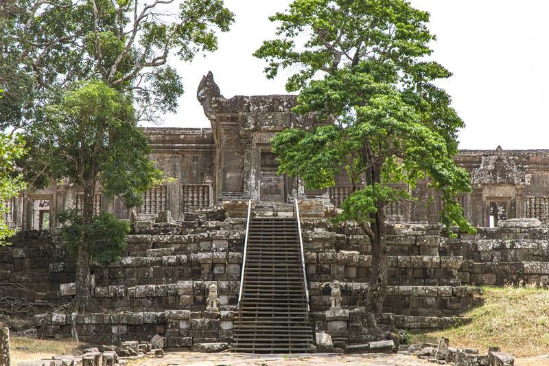プレアヴィヒア寺院の古代建築の写真