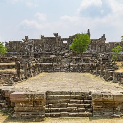 プレアヴィヒア寺院の荘厳な石造テラスと回廊遺跡の写真