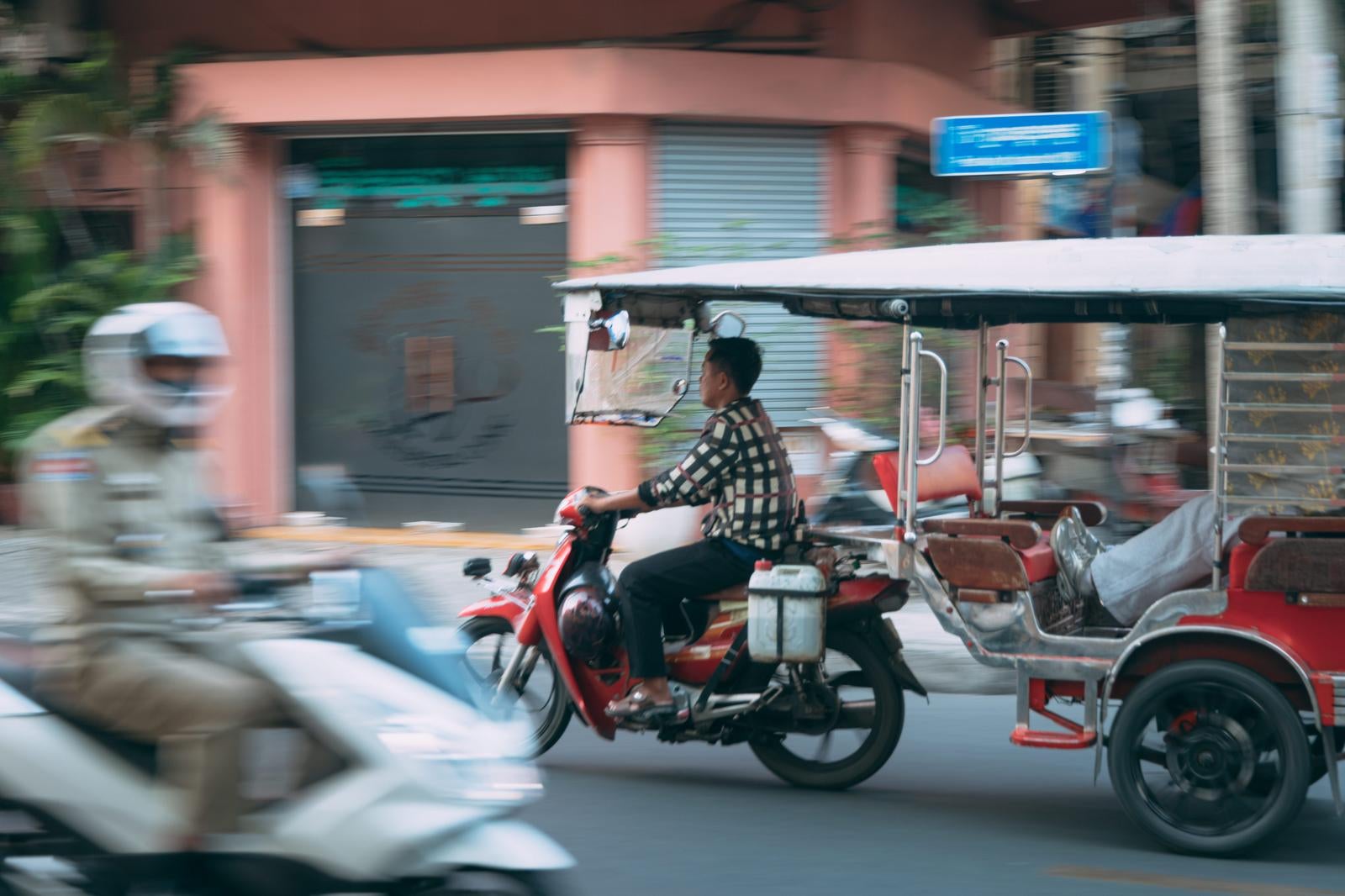 「カンボジアの街中を走るバイクタクシー」の写真