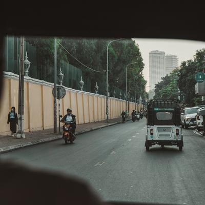 プノンペンの街をトゥクトゥクで移動の素材