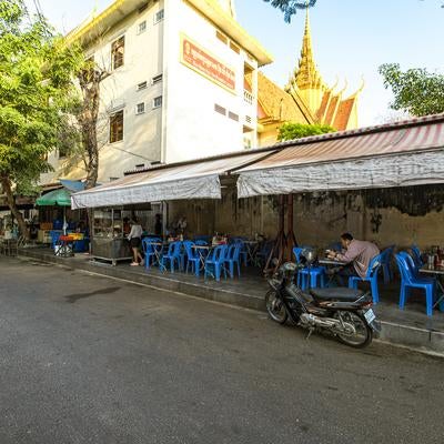 カンボジアの路上食堂で食事する人々の写真