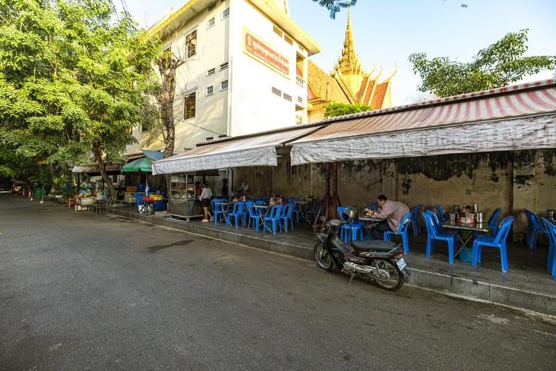 カンボジアの路上食堂で食事する人々の写真