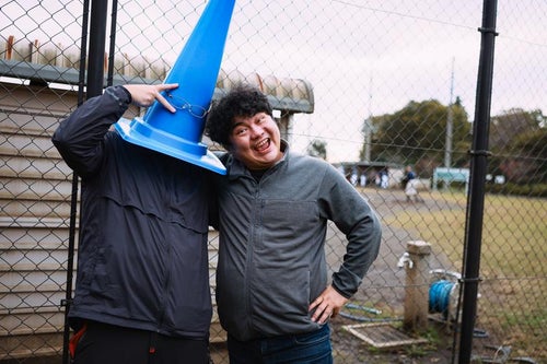 フリー素材モデルの段田隼人さんと三角コーンマンのツーショットの写真