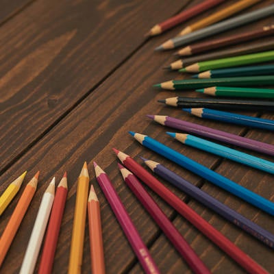 カラフルな色鉛筆の写真