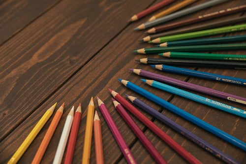 カラフルな色鉛筆の写真