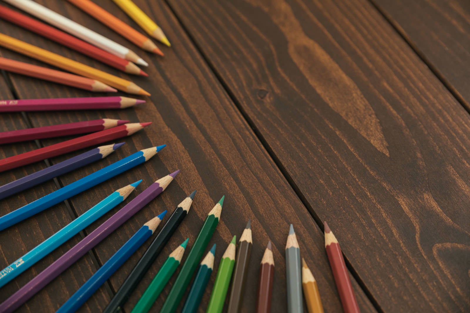 「テーブルの上に置かれた色鉛筆」の写真