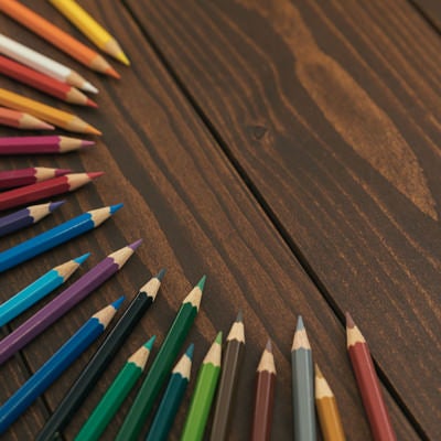 テーブルの上に置かれた色鉛筆の写真