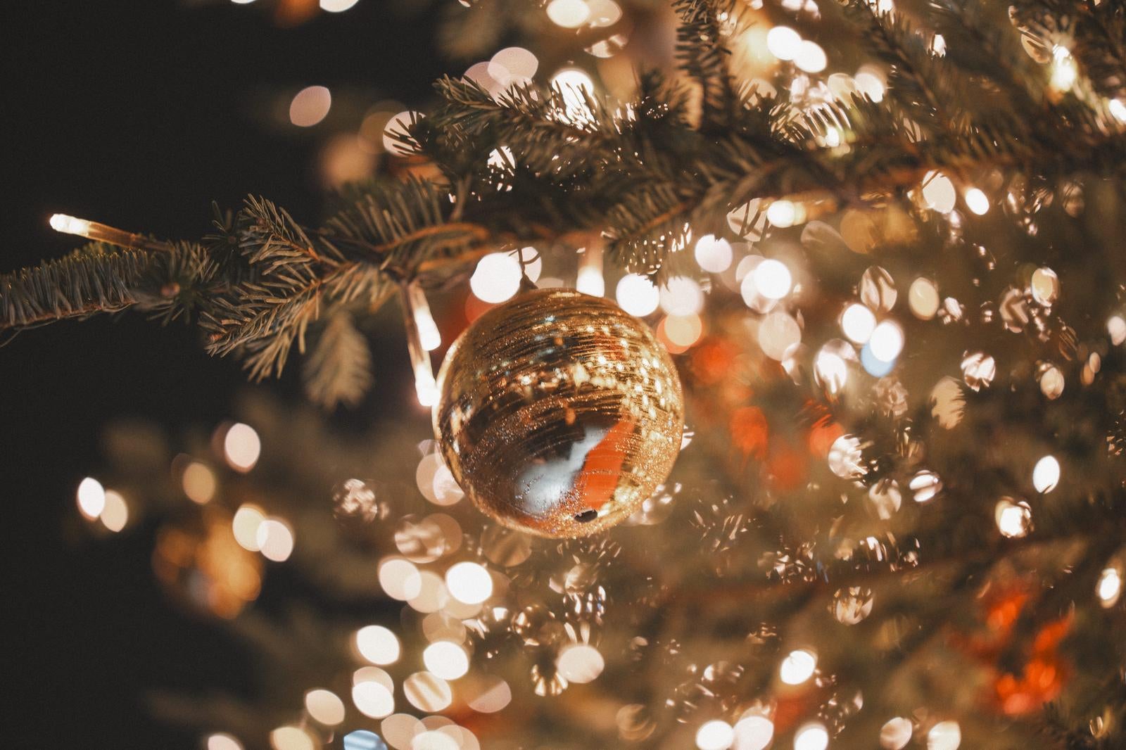 「イルミネーションに輝くクリスマス飾り」の写真