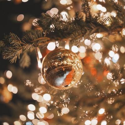 イルミネーションライトに照らされたクリスマスオーナメントの写真