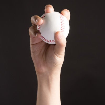 チェンジアップ（変化球）を握る投手の写真