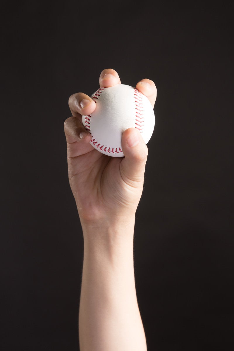 「チェンジアップ（変化球）を握る投手」の写真