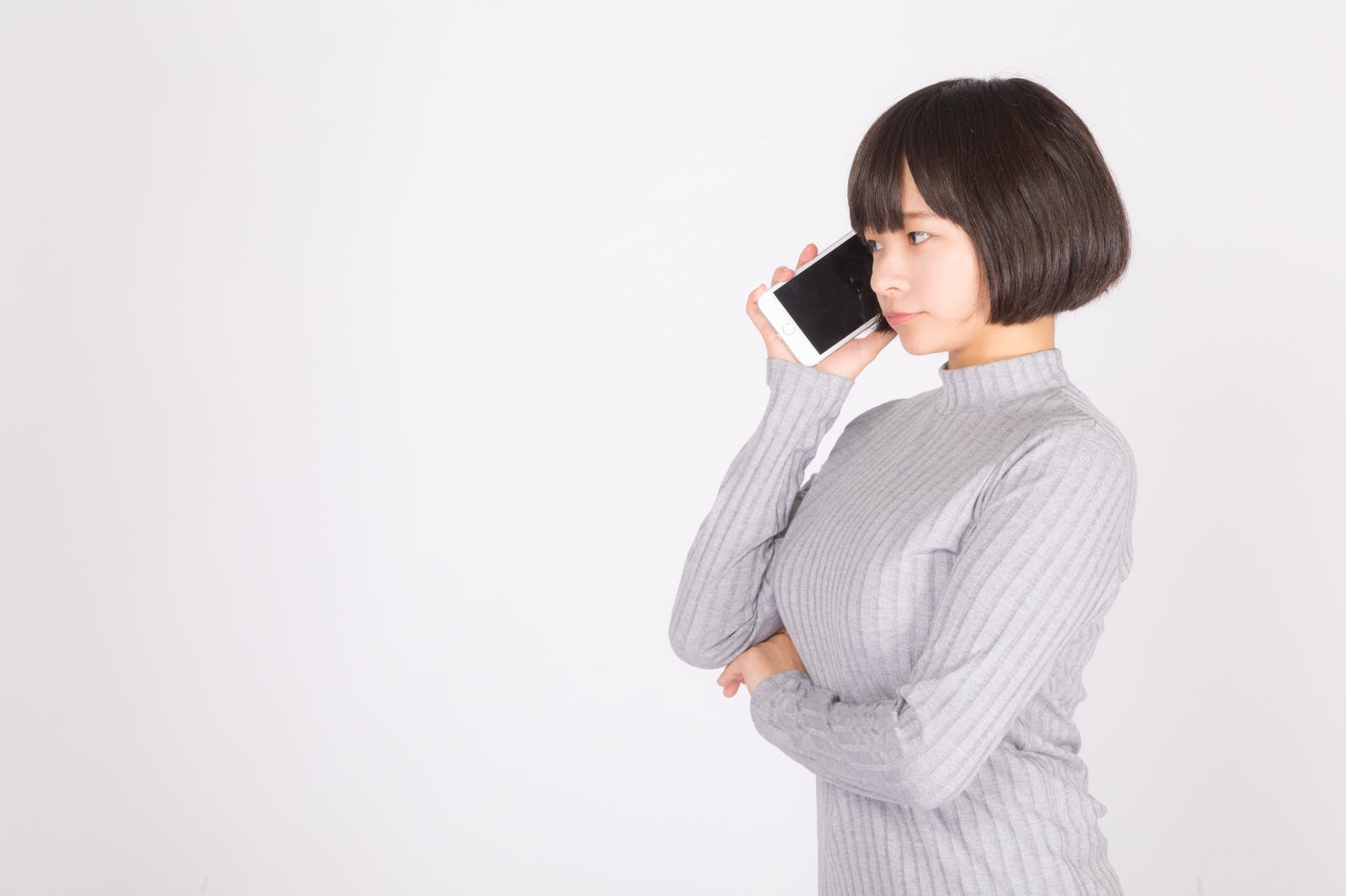 「スマートフォンで音声通話する若い女性」の写真［モデル：千歳］