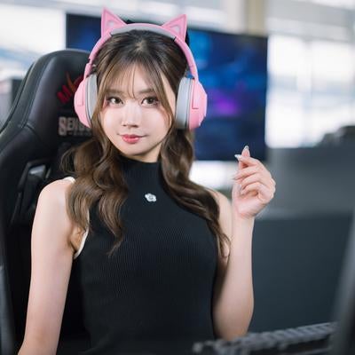 ゲーム配信中のスパチャにお礼をするeスポーツ女子、ピンク猫耳ヘッドフォン姿の写真
