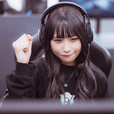 eスポーツの試合に勝利してガッツポーズをする女性プロゲーマーの写真
