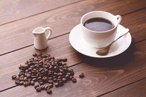 コーヒー豆と淹れたてのコーヒーの写真