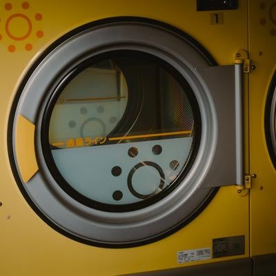 コインランドリーでのドラム式洗濯機の写真