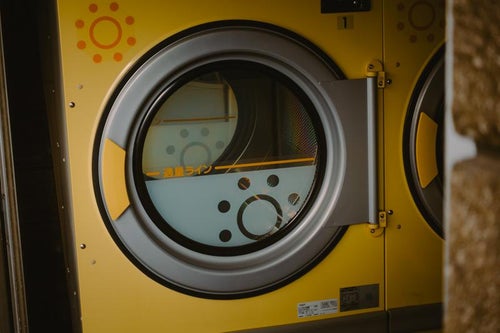 コインランドリーでのドラム式洗濯機の写真