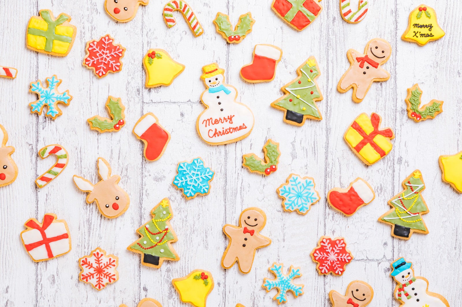 「可愛いキャラクターのクリスマスアイシングクッキー」の写真