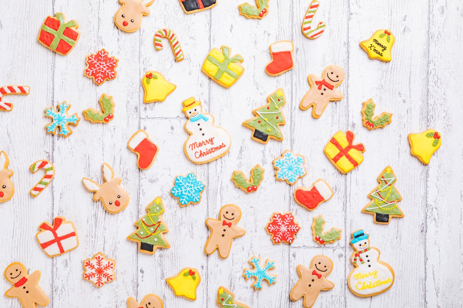 「木目の板とクリスマスアイシングクッキー」の写真