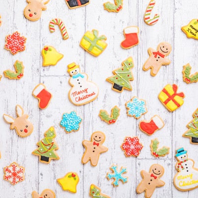 木目の板とクリスマスアイシングクッキーの写真