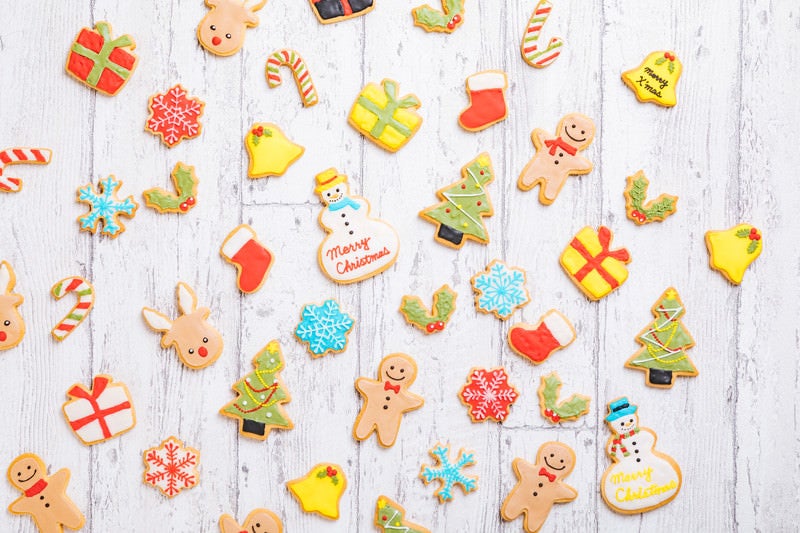 木目の板とクリスマスアイシングクッキーの写真