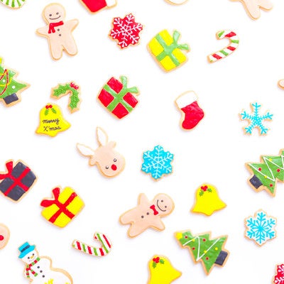 色々な種類のクリスマスアイシングクッキーの写真
